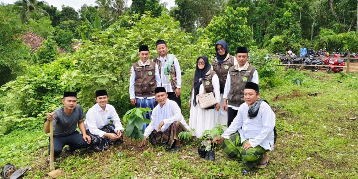 KUA Ciracap Tanam Pohon di Hari Santri