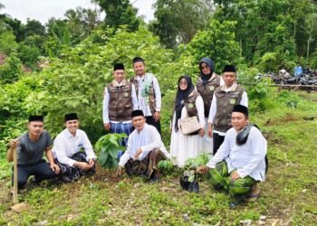 KUA Ciracap Tanam Pohon di Hari Santri