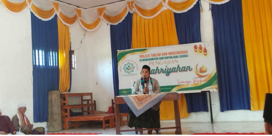 Pengajian Syahriyahan di MT Almanshuriyah, Penyuluh KUA Ciemas Sampaikan Materi ZISWAF