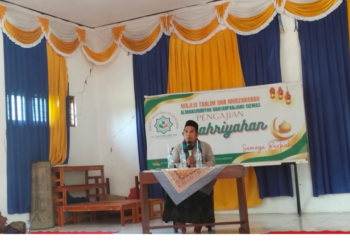 Pengajian Syahriyahan di MT Almanshuriyah, Penyuluh KUA Ciemas Sampaikan Materi ZISWAF
