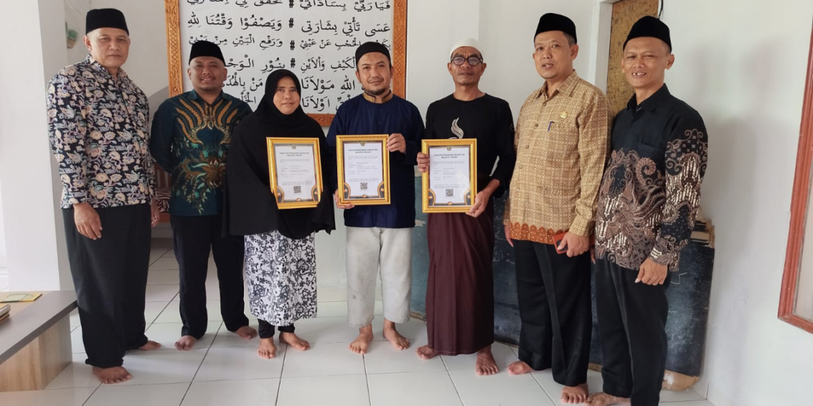 KUA Cireunghas Serahkan SKT Majelis Taklim kepada Tiga Pengurus di Wilayah Kecamatan Cireunghas