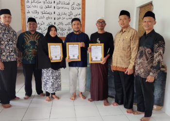KUA Cireunghas Serahkan SKT Majelis Taklim kepada Tiga Pengurus di Wilayah Kecamatan Cireunghas