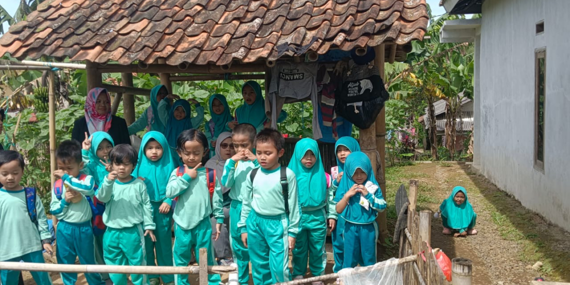 Siswa RA/TKQ Nurul Fataa Belajar Cintai Lingkungan Lewat Kegiatan Tadabbur Alam
