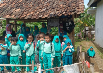 Siswa RA/TKQ Nurul Fataa Belajar Cintai Lingkungan Lewat Kegiatan Tadabbur Alam