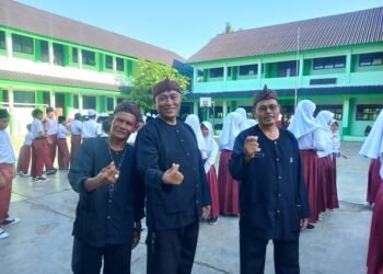 Kepala KUA Jampang Kulon Hadiri Upacara Hardiknas 2026 di MIN 2 Sukabumi