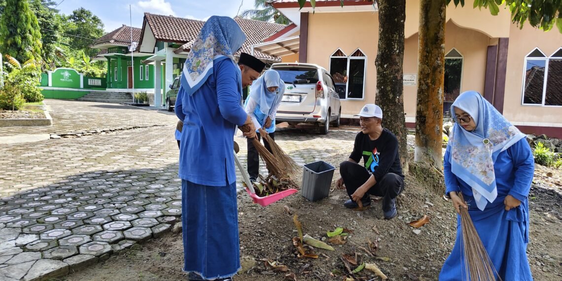 KUA Ciracap Laksanakan GEMAH ASRI untuk Wujudkan Lingkungan Kerja Nyaman dan Sehat