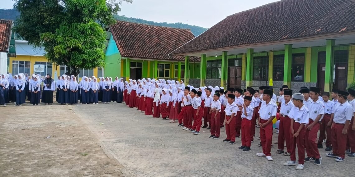 Upacara Bendera di Komplek MI dan MTs Al-Manshuriyah Bantarpanjang Berlangsung Khidmat
