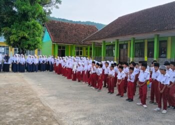 Upacara Bendera di Komplek MI dan MTs Al-Manshuriyah Bantarpanjang Berlangsung Khidmat