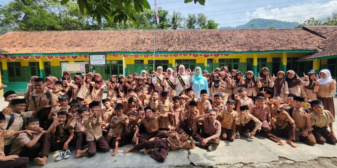 Duta Literasi Kabupaten Sukabumi Kunjungi MIS Babakan Peundeuy, Edukasi Siswa tentang Literasi dan Anti Bullying