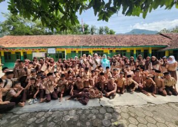 Duta Literasi Kabupaten Sukabumi Kunjungi MIS Babakan Peundeuy, Edukasi Siswa tentang Literasi dan Anti Bullying