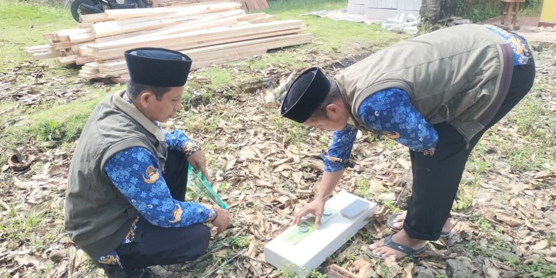 Penyuluh KUA Ciracap Laksanakan Pengukuran Arah Kiblat Lokasi Pembangunan Masjid di Babakan Sawah