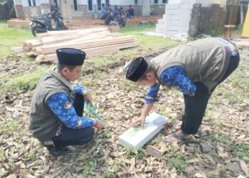 Penyuluh KUA Ciracap Laksanakan Pengukuran Arah Kiblat Lokasi Pembangunan Masjid di Babakan Sawah