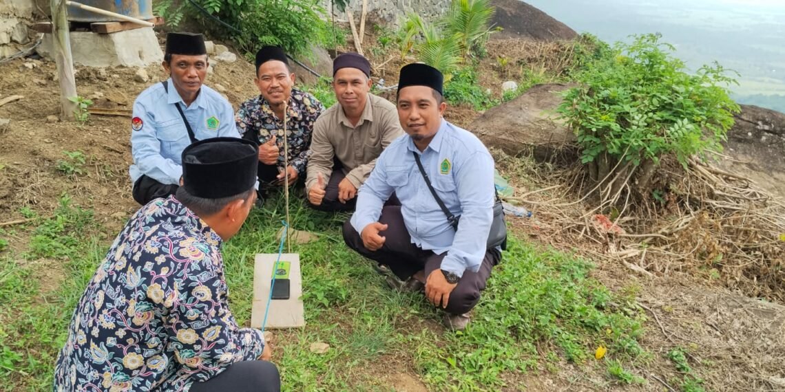 Tim Kalibrasi KUA Ciemas Laksanakan Pengukuran Arah Kiblat di Panorama Alam Batu Ngampar Geopark Ciletuh
