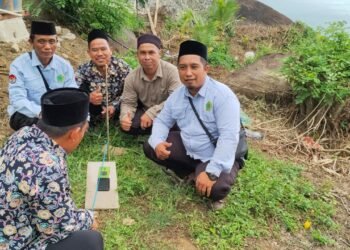 Tim Kalibrasi KUA Ciemas Laksanakan Pengukuran Arah Kiblat di Panorama Alam Batu Ngampar Geopark Ciletuh
