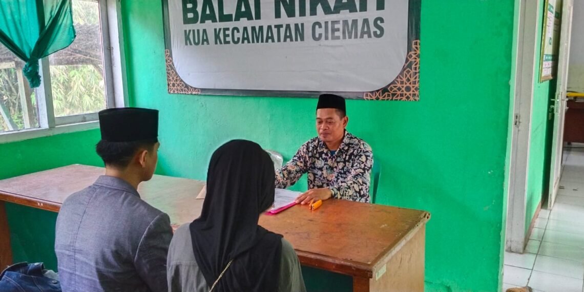 Penyuluh Agama Islam KUA Ciemas Berikan Materi Keluarga Sakinah kepada Calon Pengantin