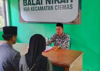 Penyuluh Agama Islam KUA Ciemas Berikan Materi Keluarga Sakinah kepada Calon Pengantin