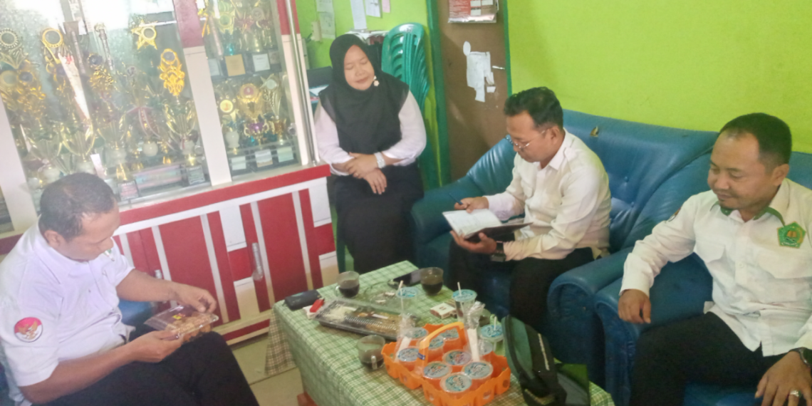 Tim Teknis Sarpras Seksi Pendidikan Madrasah Tinjau Kondisi MI Neglasari di Cikembar