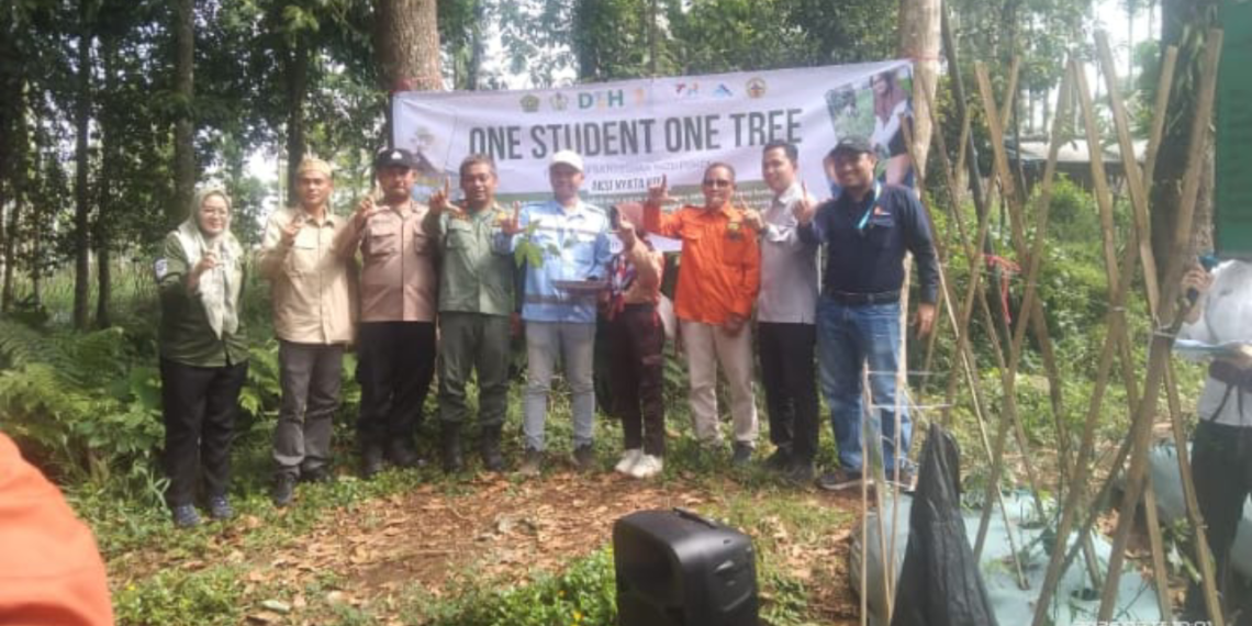 MI Bojongmenteng Gelar Program “Satu Siswa Satu Pohon” di Kawasan TNGHS