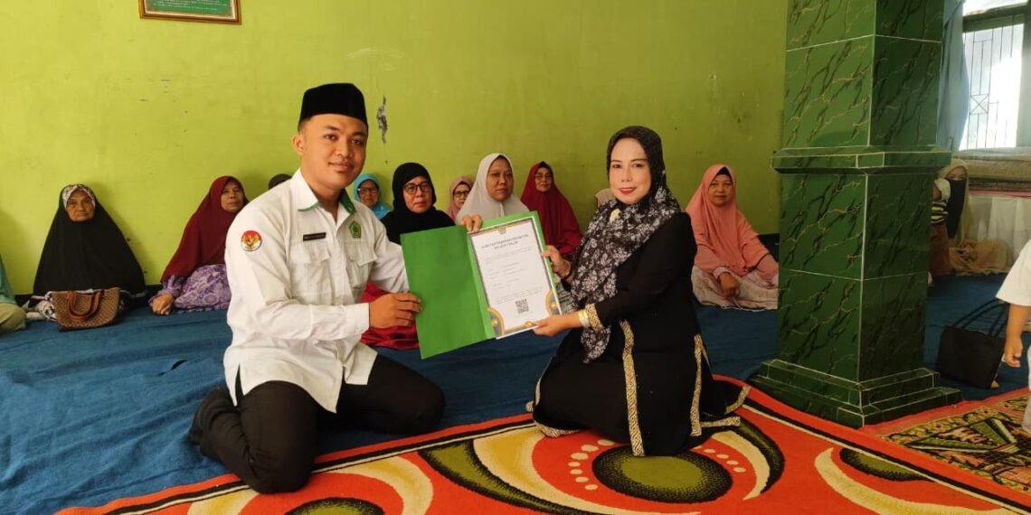 Dorong Tertib Administrasi Keagamaan, Penyuluh KUA Cikakak Serahkan SKT Majelis Taklim Darussalam