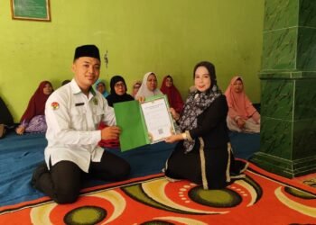 Dorong Tertib Administrasi Keagamaan, Penyuluh KUA Cikakak Serahkan SKT Majelis Taklim Darussalam