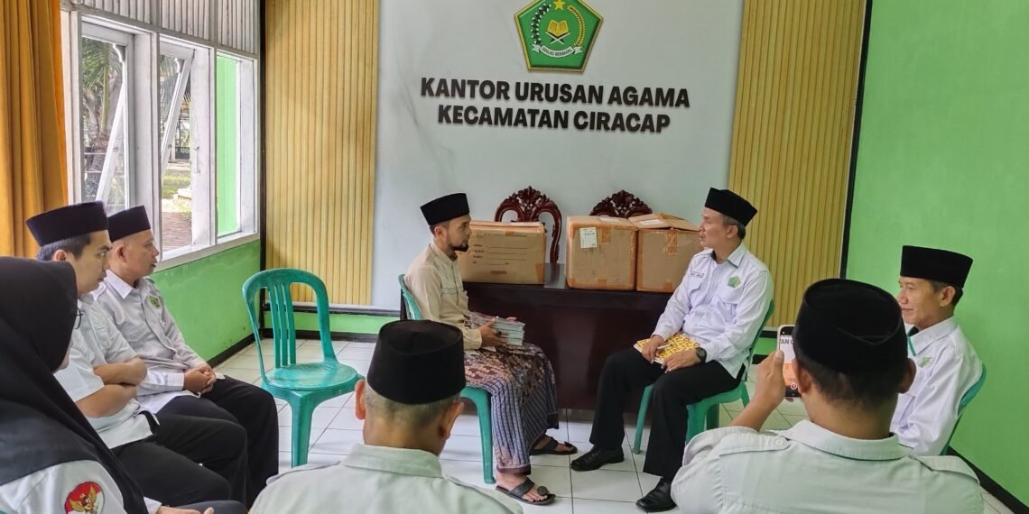 KUA Ciracap Terima 100 Set Al-Qur’an Per Juz dari Yayasan Annur Indonesia untuk Didistribusikan ke Masjid