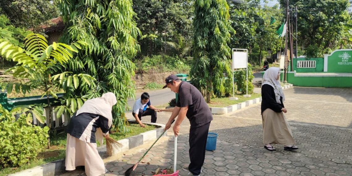 Lewat Gemah Asri, KUA Ciracap Budayakan Lingkungan Kerja Bersih dan Sehat