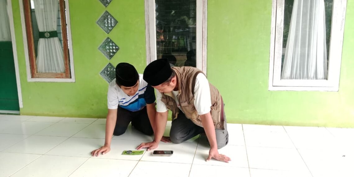 Penyuluh KUA Ciracap Lakukan Kalibrasi Arah Kiblat Majelis Taklim Nurul Huda Cikatulampa