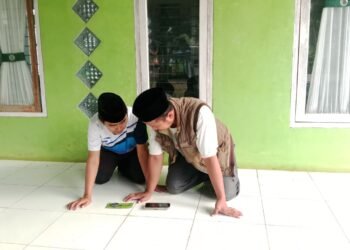 Penyuluh KUA Ciracap Lakukan Kalibrasi Arah Kiblat Majelis Taklim Nurul Huda Cikatulampa