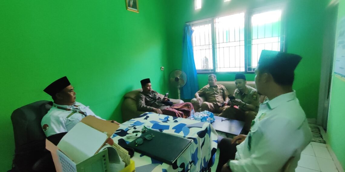 Kepala KUA Cikakak Pimpin Rapat Pematangan Peringatan Tahun Baru Hijriah 1448 H