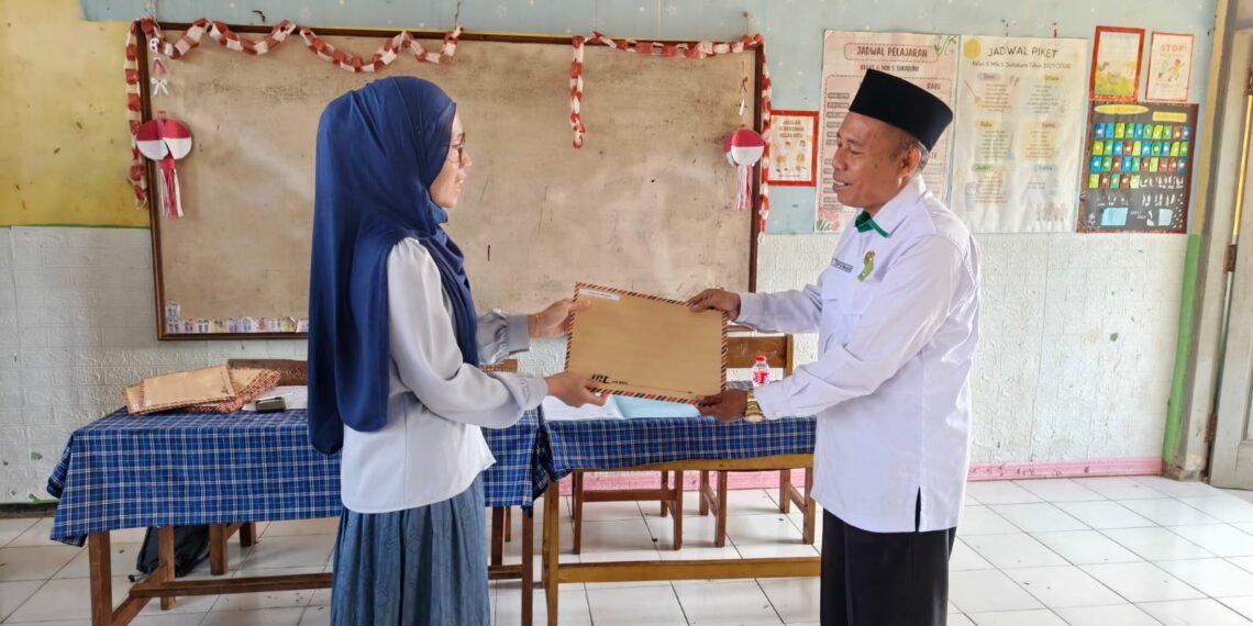 MIN 5 Sukabumi Serahkan Surat Keputusan Kelulusan kepada 35 Siswa