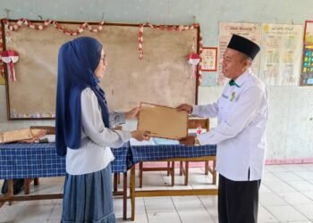 MIN 5 Sukabumi Serahkan Surat Keputusan Kelulusan kepada 35 Siswa