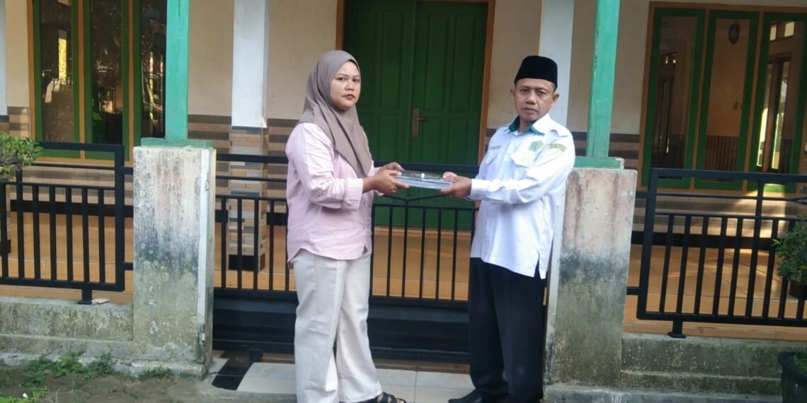 KUA Ciracap Salurkan Al-Qur’an Berseri ke Masjid Jami At-Taqwa, Ajak Jamaah Giat Bertadarus