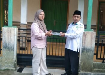KUA Ciracap Salurkan Al-Qur’an Berseri ke Masjid Jami At-Taqwa, Ajak Jamaah Giat Bertadarus