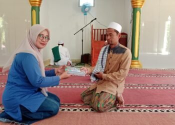 Perkuat Literasi Al-Qur’an, KUA Ciracap Salurkan Al-Qur’an Berseri 30 Juz ke Masjid Al Barokah