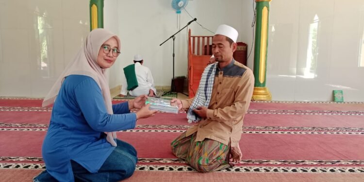 Perkuat Literasi Al-Qur’an, KUA Ciracap Salurkan Al-Qur’an Berseri 30 Juz ke Masjid Al Barokah