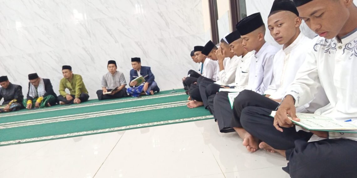 Forkopimcam dan KUA Lengkong Sukseskan Gerakan 100.000 Khataman Al-Qur’an di MT Birrul Walidain