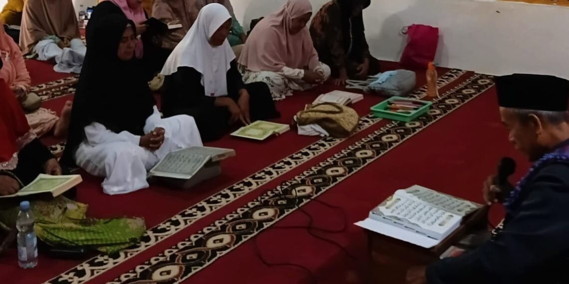 Peaceful Muharam: Penyuluh Agama dan Majelis Taklim Gelar Khotmil Qur’an di MT Nurul Huda Pasirpanjang