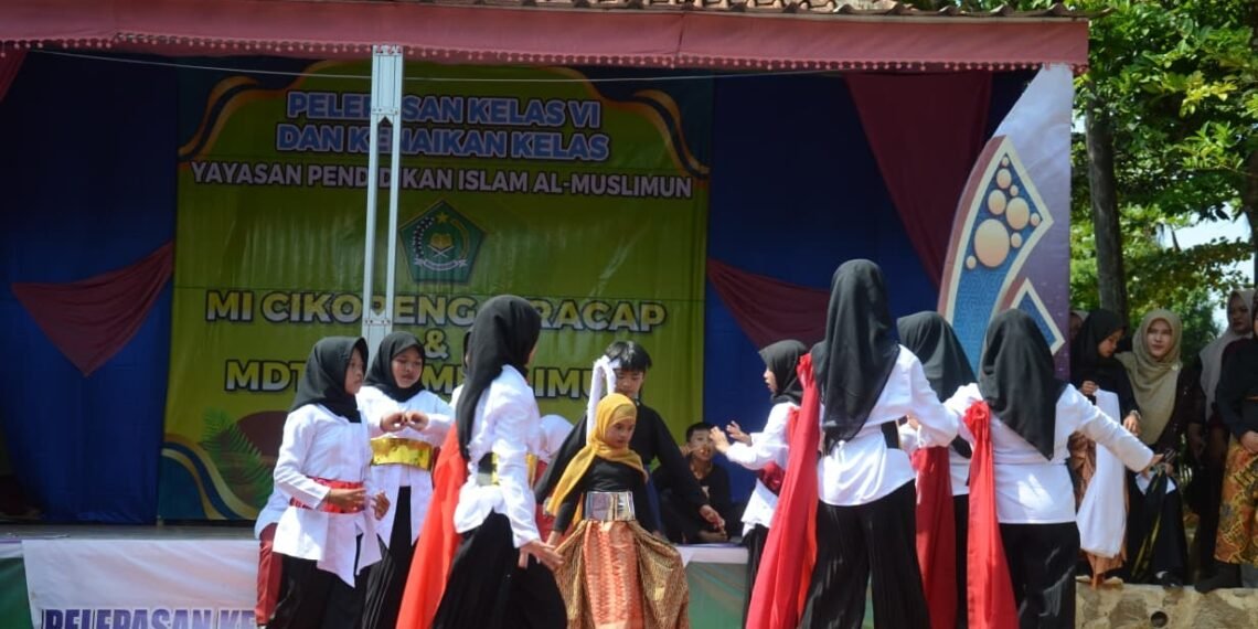 MI Cikopeng Gelar Perpisahan Kelas VI dan Kenaikan Kelas Berbalut Upacara Adat