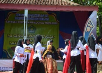 MI Cikopeng Gelar Perpisahan Kelas VI dan Kenaikan Kelas Berbalut Upacara Adat