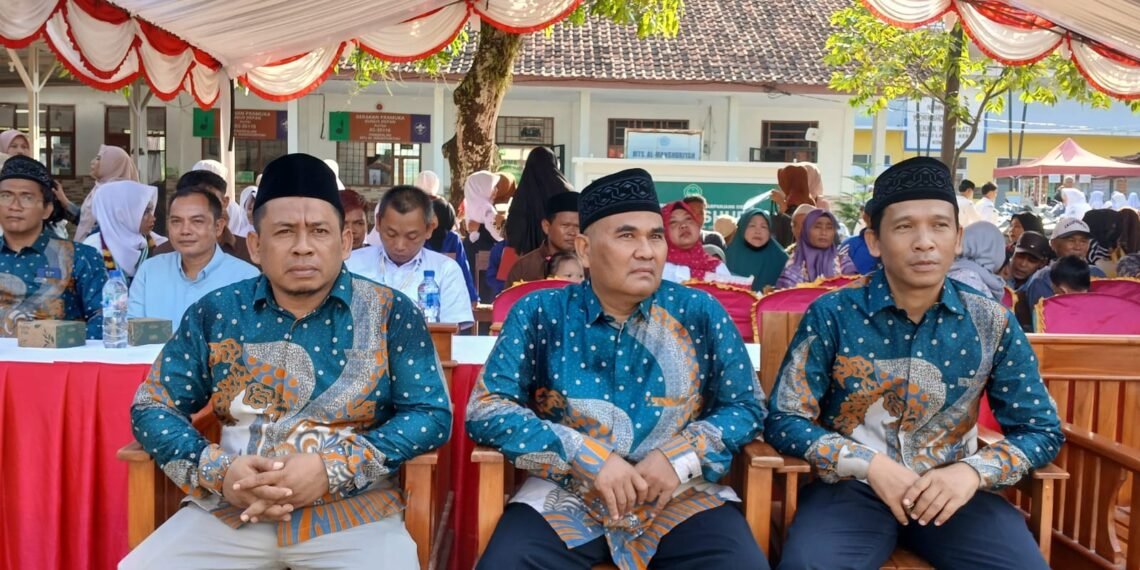 KUA Ciemas Ingatkan Pentingnya Benteng Agama Sejak Dini di Perpisahan MI-MTs Al-Manshuriyah