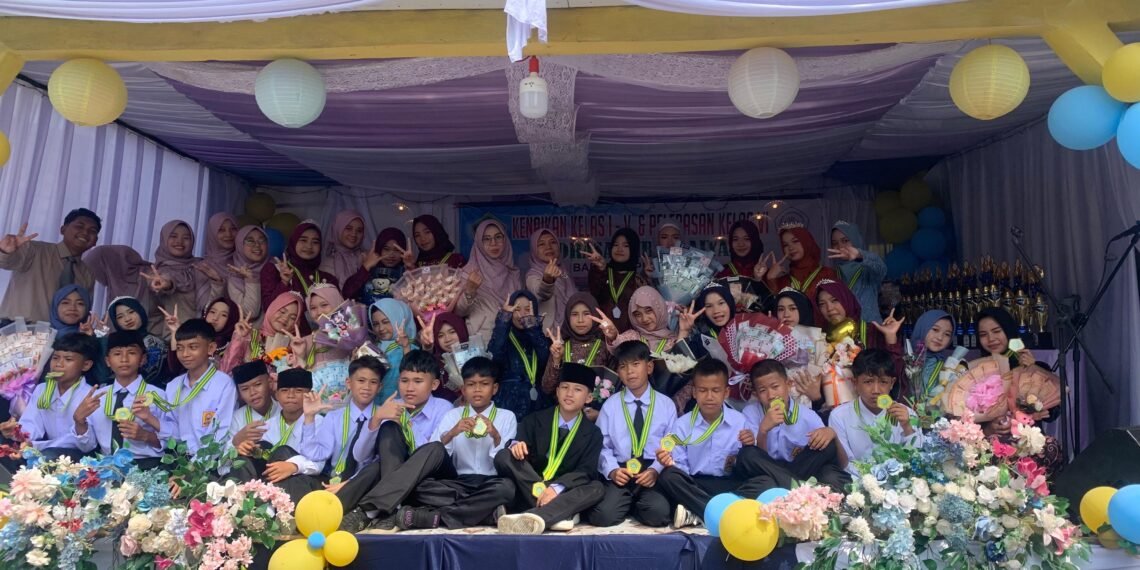Perpisahan dan Kenaikan Kelas MI Babakan Peundeuy Berlangsung Khidmat, Pengawas Madrasah Apresiasi Prestasi Siswa
