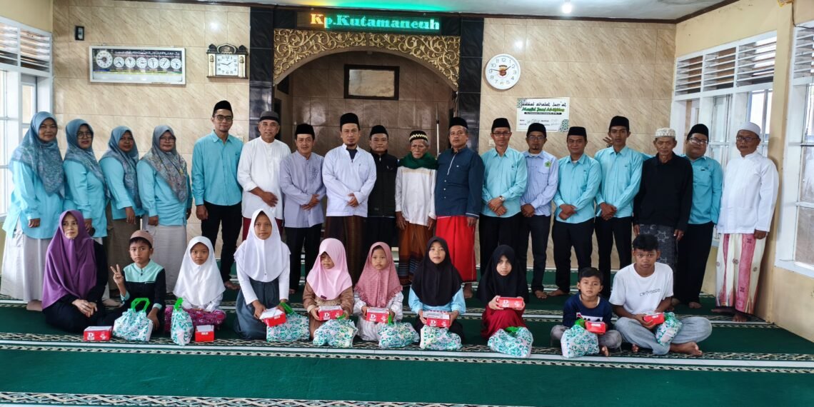 KUA Gunungguruh dan DKM Masjid Al Ikhlas Santuni Anak Yatim pada Momentum 10 Muharram 1448 H