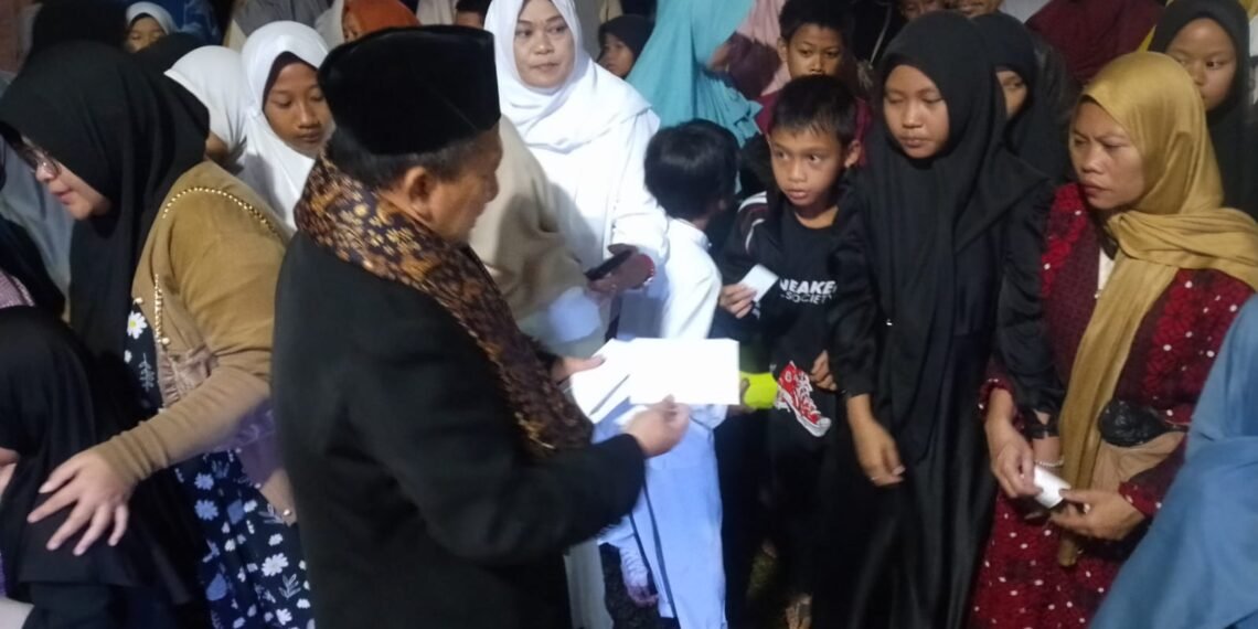 Kepala KUA Parungkuda Santuni 185 Anak Yatim dan Difabel pada Peringatan 10 Muharram 1448 H