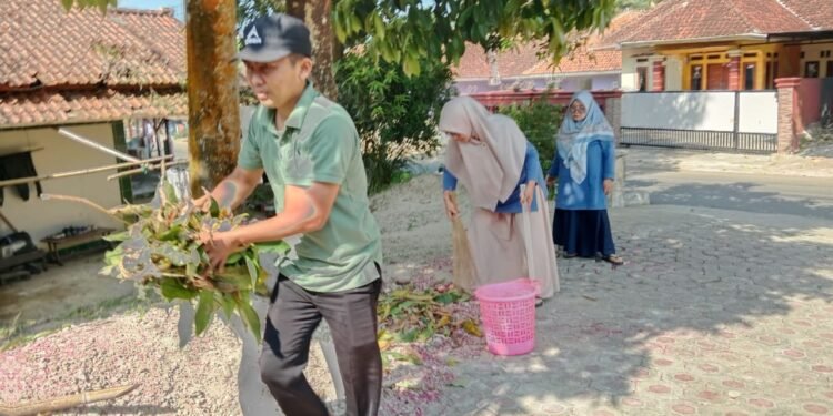 GEMAH ASRI Rutin Digelar, KUA Ciracap Wujudkan Lingkungan Kerja Bersih, Sehat, dan Asri