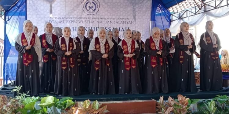 Kreasi Santri Lantunkan Kitab Alfiyah dan Nadzom Maqsud Semarakkan Haflah Akhirussanah Riyadlul Mutaallimin Cikaramat