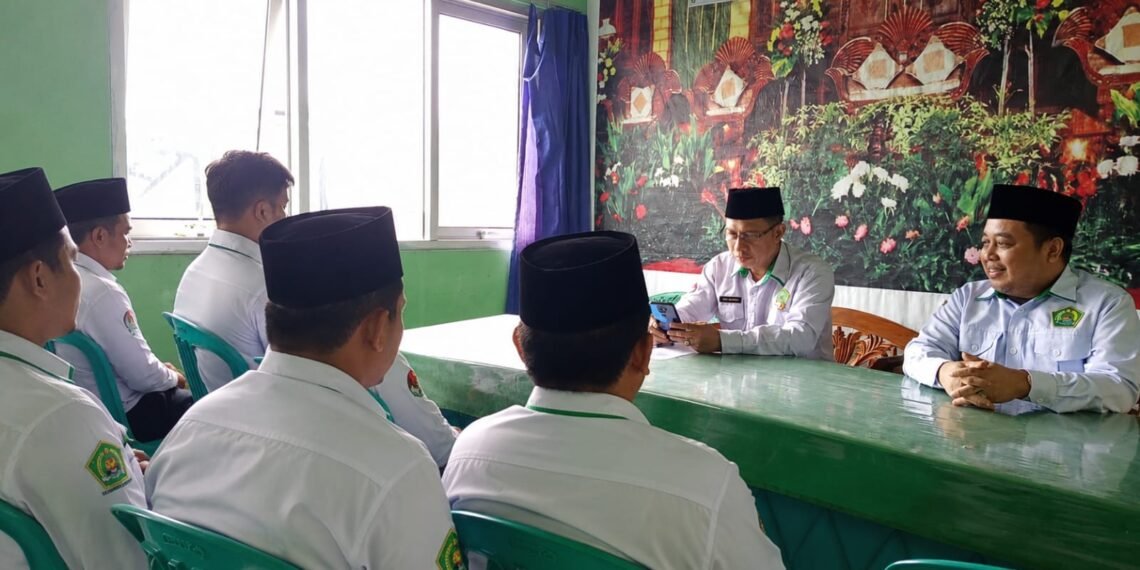 Kepala KUA Curugkembar Tekankan Integritas dan Budaya Kerja ASN dalam Rapat Pembinaan Internal