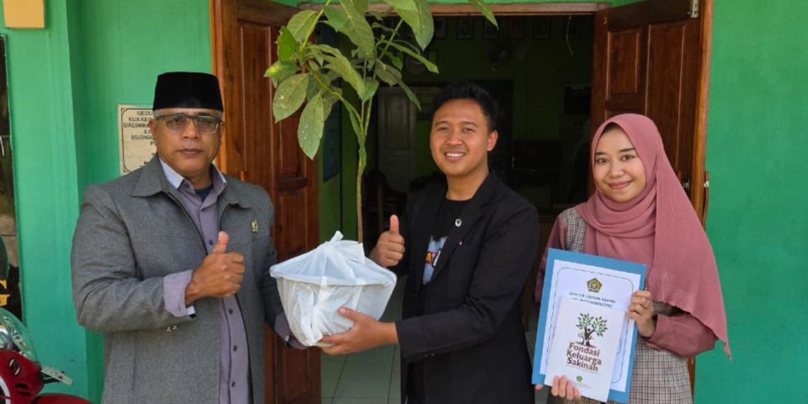 Implementasikan Program Ekoteologi, KUA Bojonggenteng Ajak Calon Pengantin Tanam Pohon