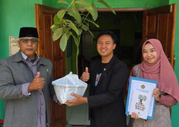 Implementasikan Program Ekoteologi, KUA Bojonggenteng Ajak Calon Pengantin Tanam Pohon