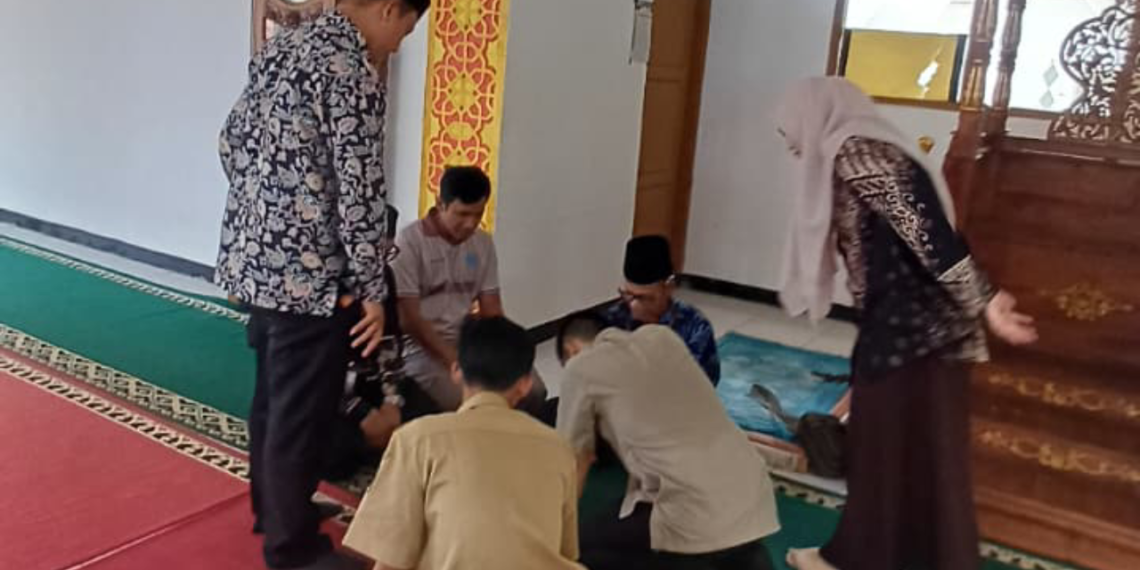 KUA Cikidang Fasilitasi Layanan Kalibrasi Arah Kiblat di Masjid Jami Al-Mumtaz