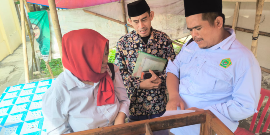 KUA Surade Turun ke Pasar, Gaungkan Wajib Halal Oktober 2026 kepada UMKM